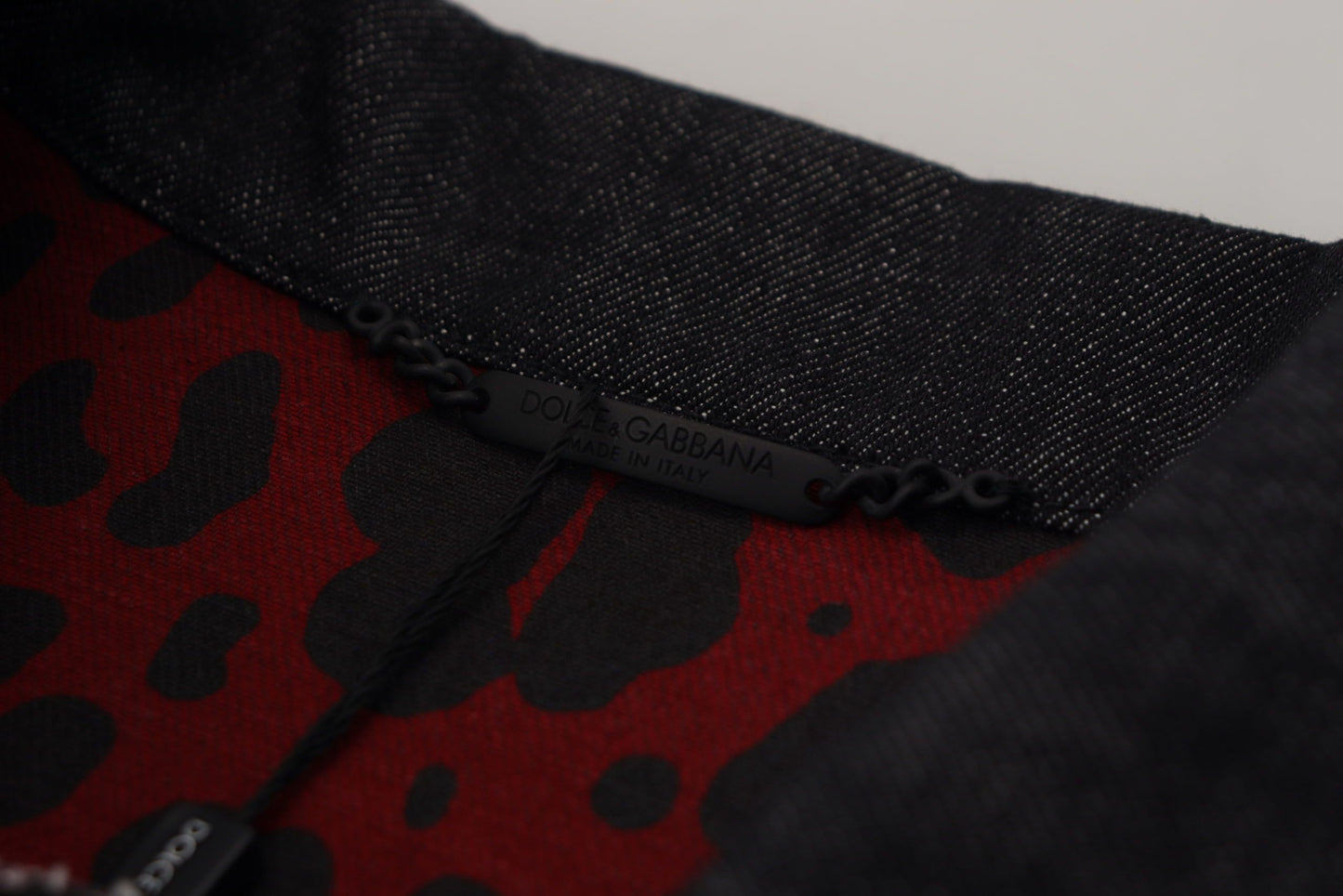 دولتشي آند غابانا سترة الدنيم السوداء الأنيقة