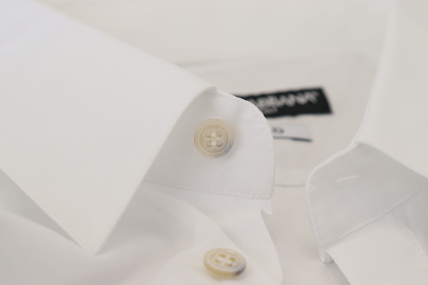 دولتشي آند غابانا قميص فستان ريش الطاووس الأبيض الأنيق