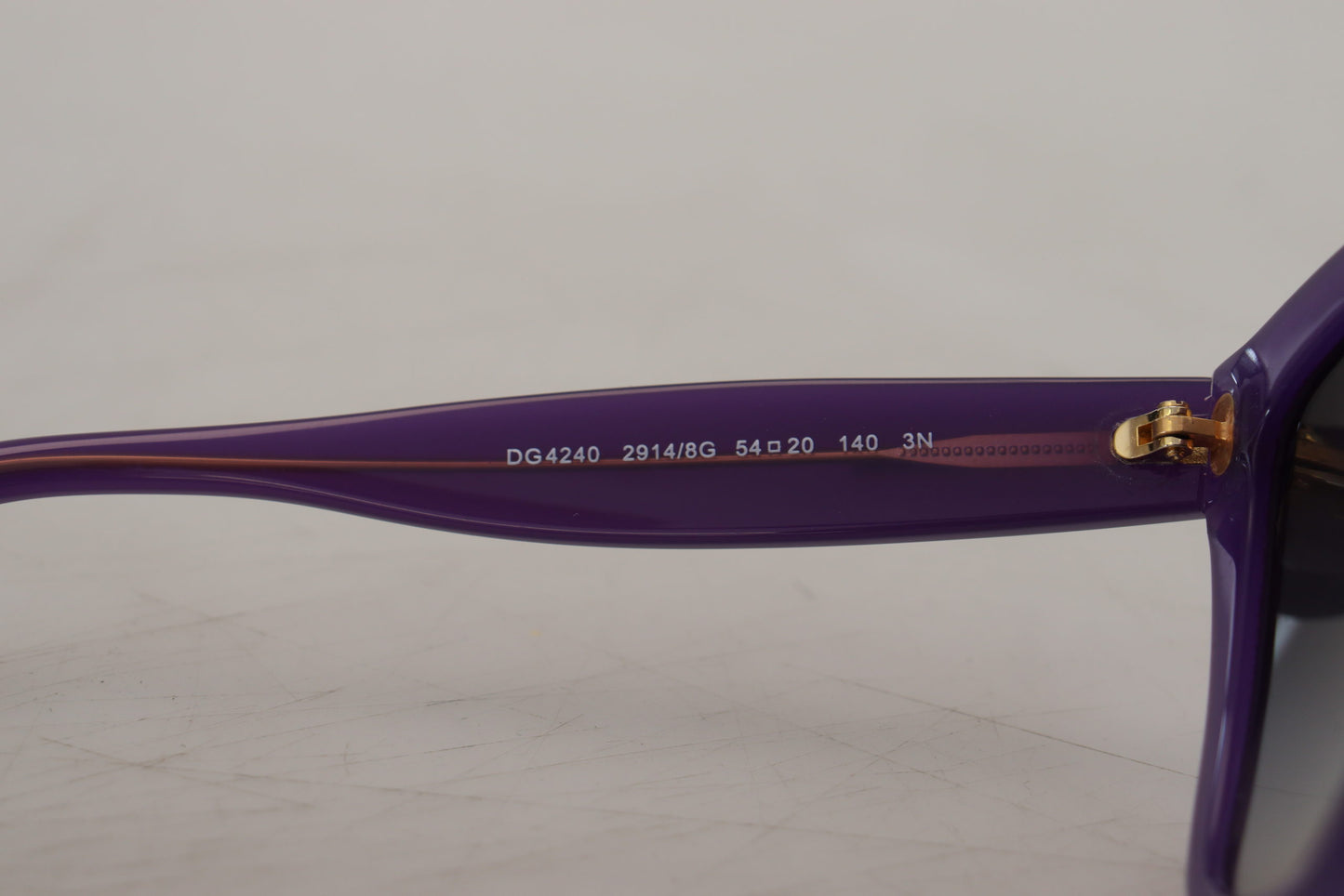 نظارات دولتشي آند غابانا الشمسية الأنيقة بعدسات متدرجة باللون الأرجواني