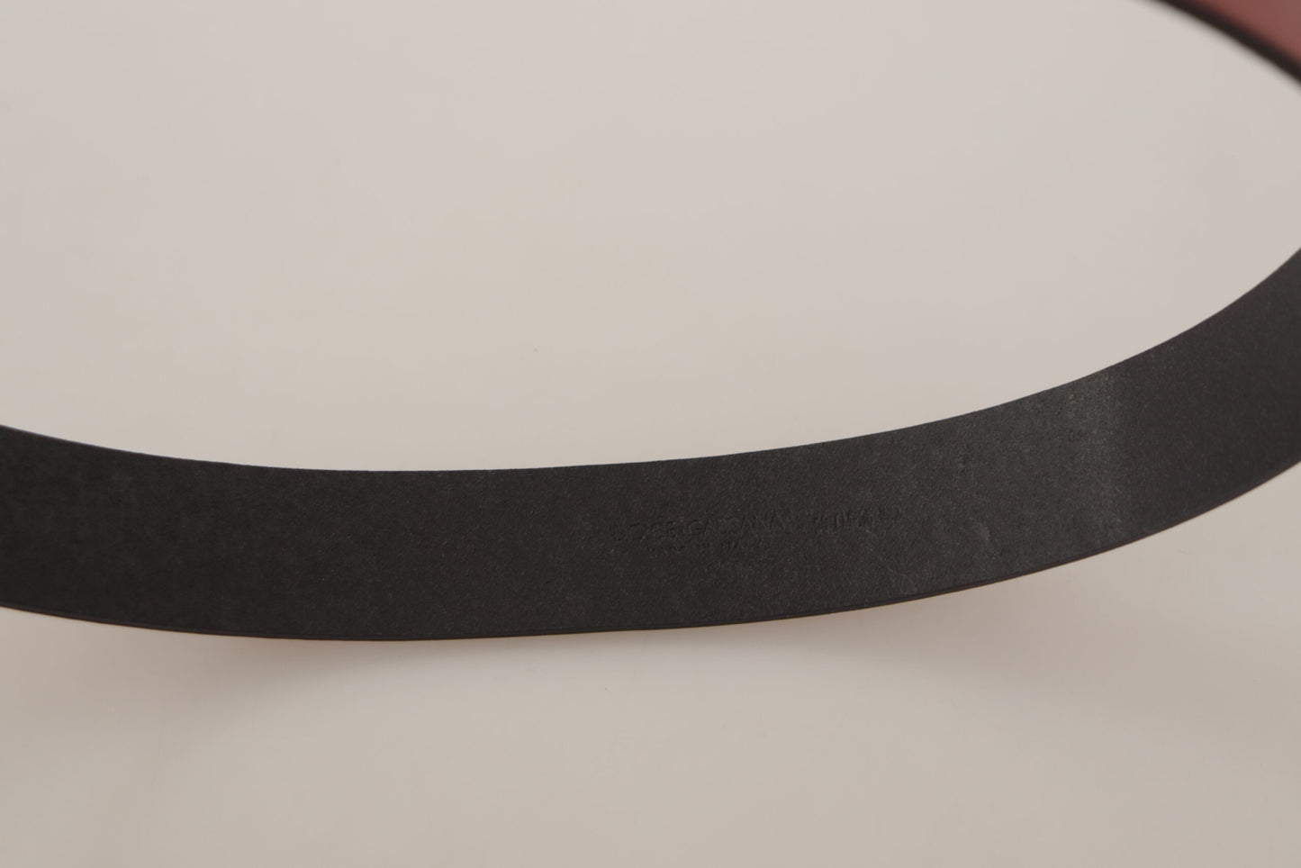 دولتشي آند غابانا حزام جلد أحمر أنيق مع مشبك محفور