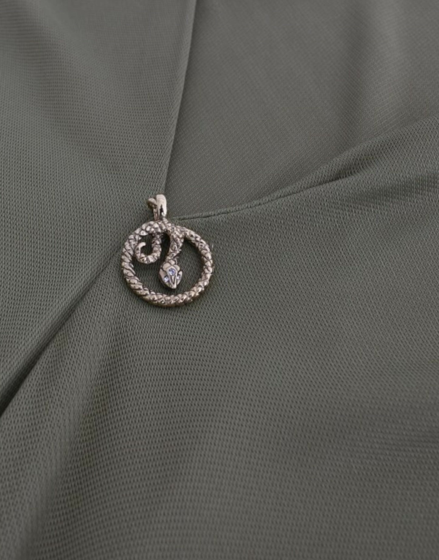 بلوزة جيرسيه خضراء أنيقة من كافالي مع لمسات ذهبية