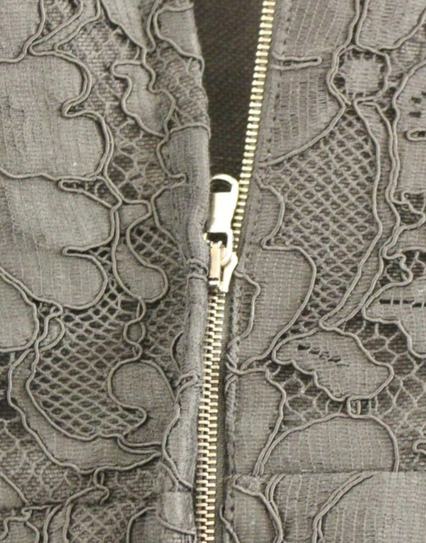 فستان دولتشي آند غابانا الأنيق من الدانتيل باللون الأسود