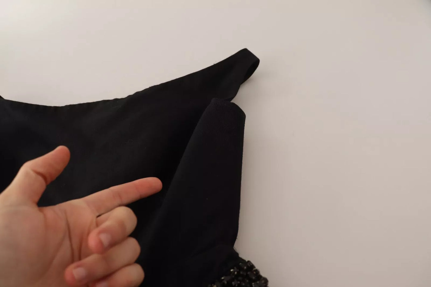 Dsquared² فستان أسود مزخرف بلا أكمام وطول يصل إلى الأرض