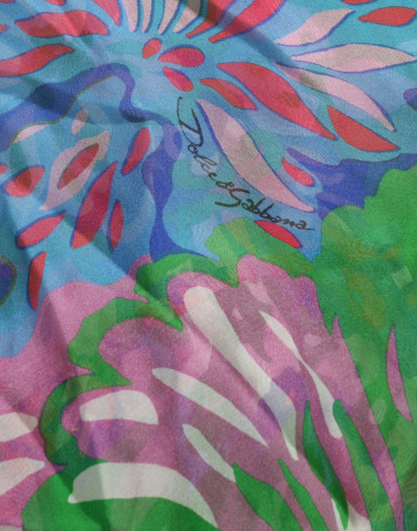 فستان دولتشي آند غابانا طويل من الحرير بنقشة الزهور متعدد الألوان