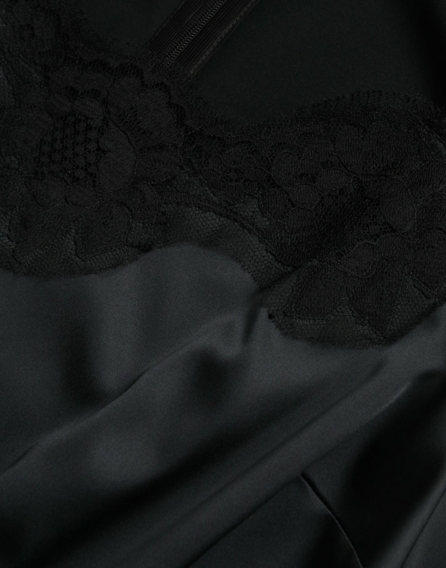 فستان دولتشي آند غابانا متوسط الطول من البوليستر باللون الأسود مع حواف من الدانتيل