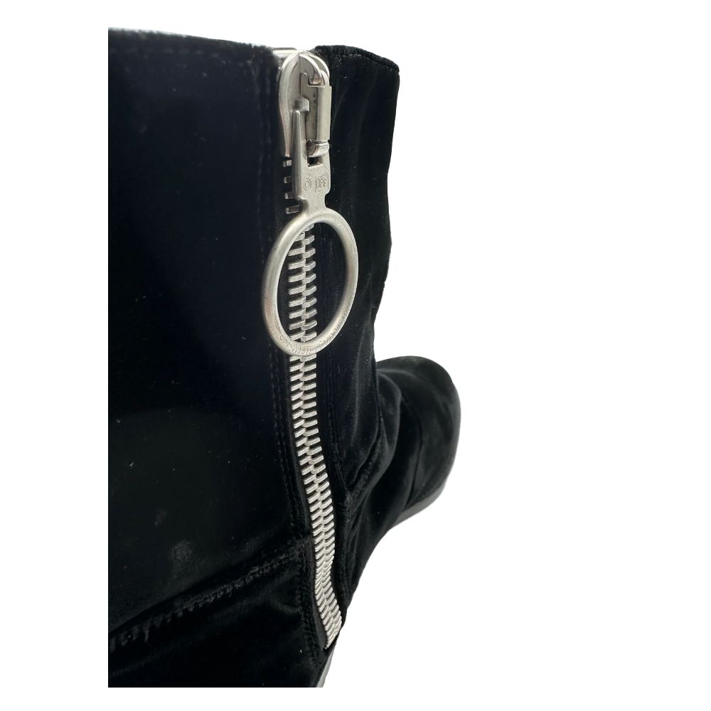 حذاء بوت من جلد العجل باللون الأبيض والأسود