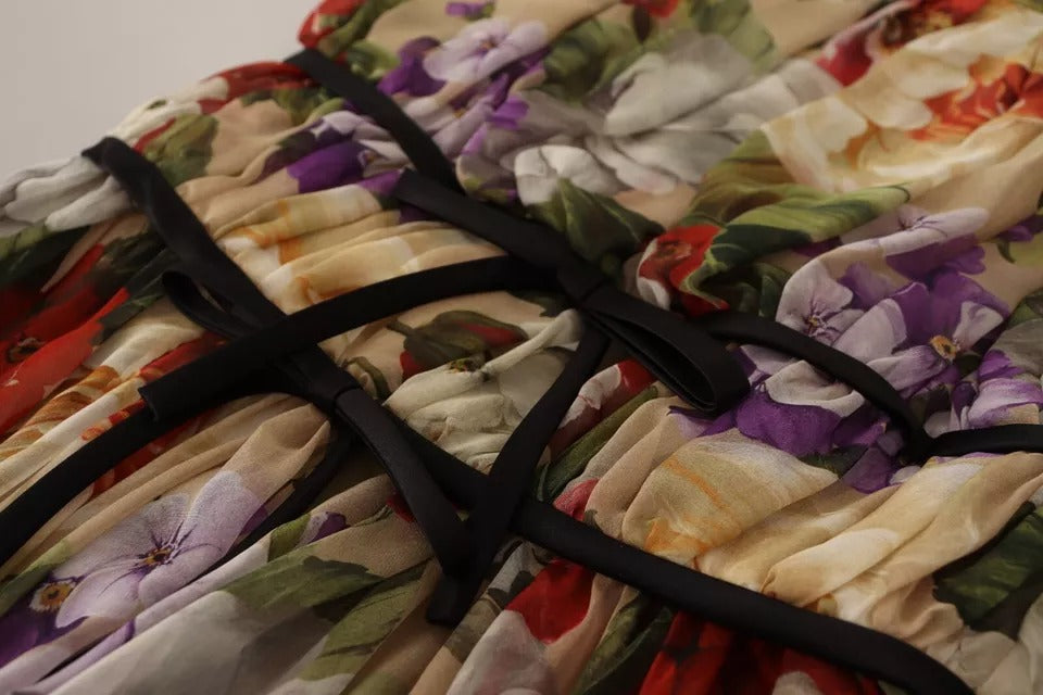 فستان قصير من دولتشي آند غابانا باللون البيج بدون أكمام ورقبة دائرية