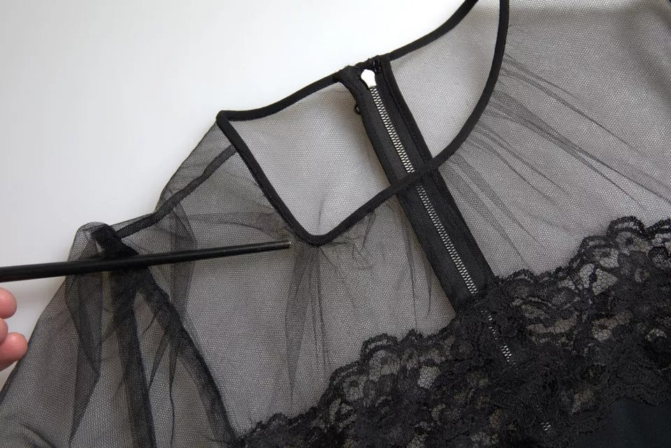 فستان دولتشي آند غابانا متوسط الطول من الدانتيل الشفاف باللون الأسود