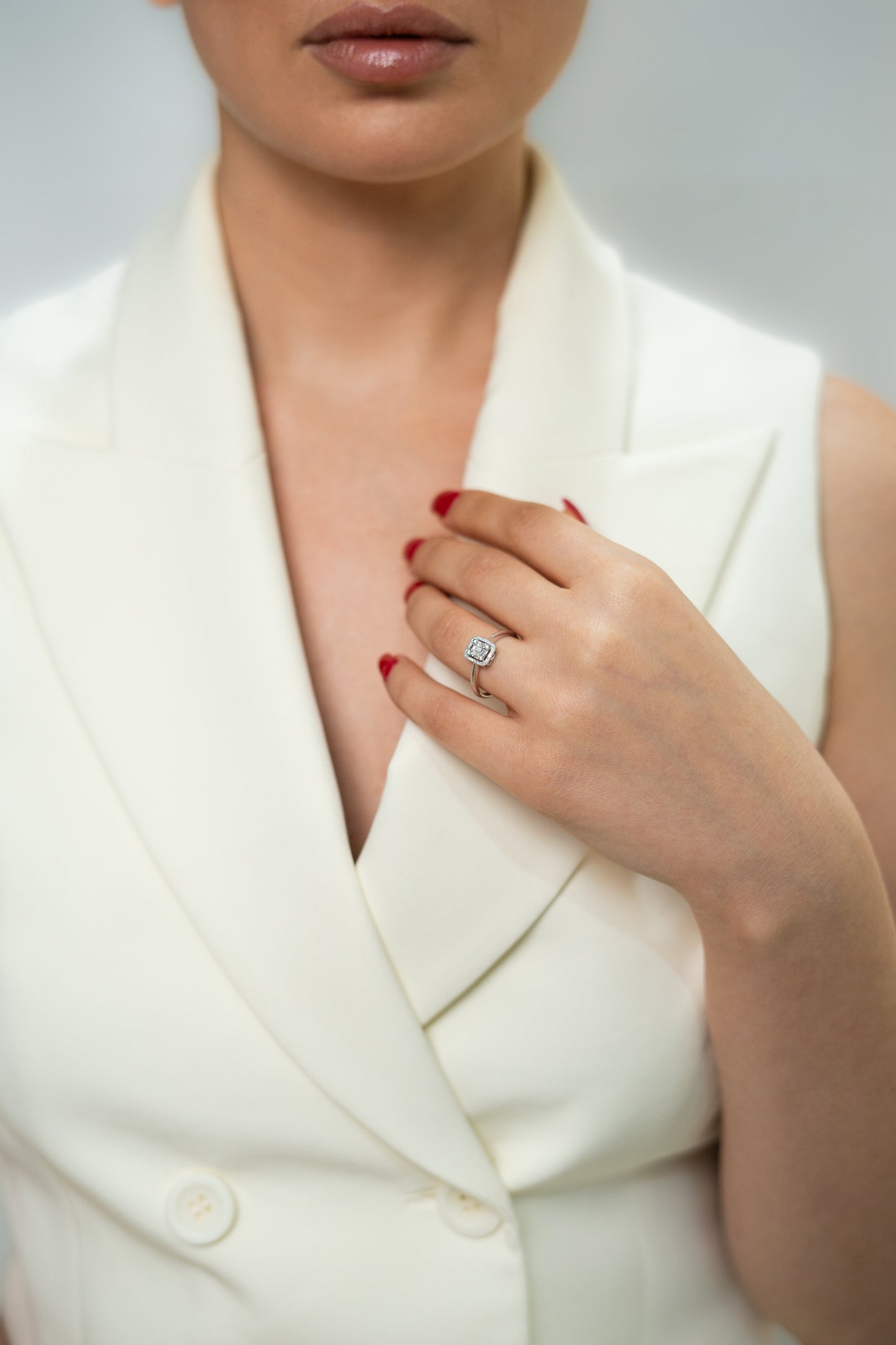 NATURAL DIAMOND SQUARE CENTRPIECE RING