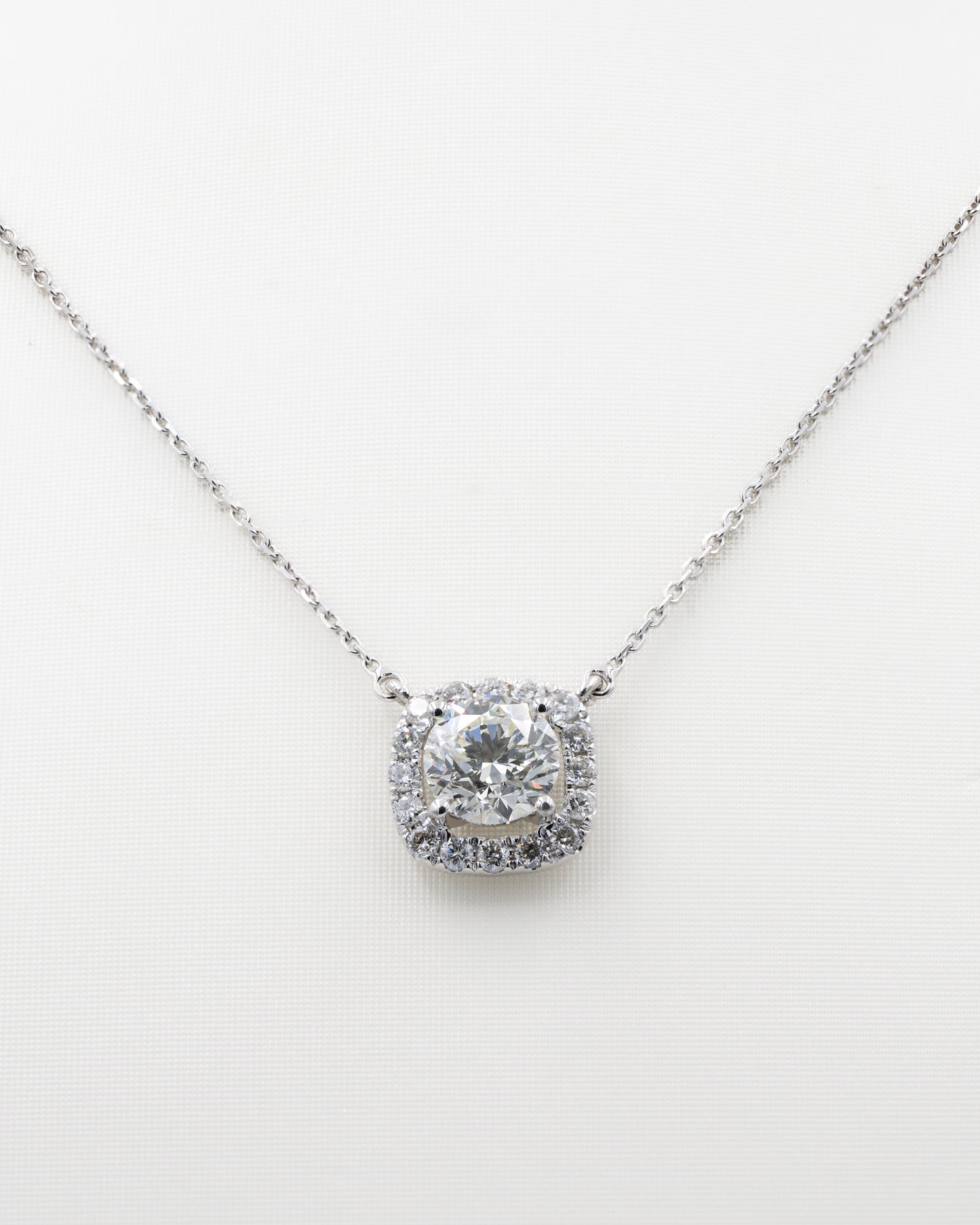 NATURAL DIAMOND SOLITAIRE NECKLACE