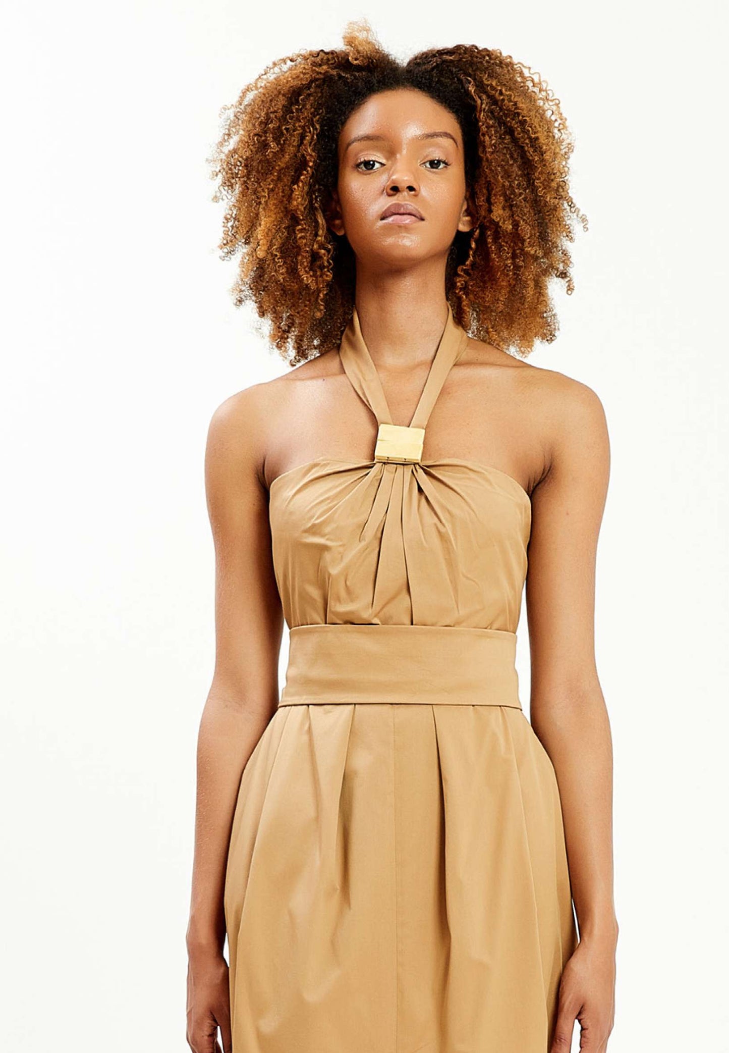 فستان كاجوال بني عادي بدون أكمام من الكتان متوسط الطول