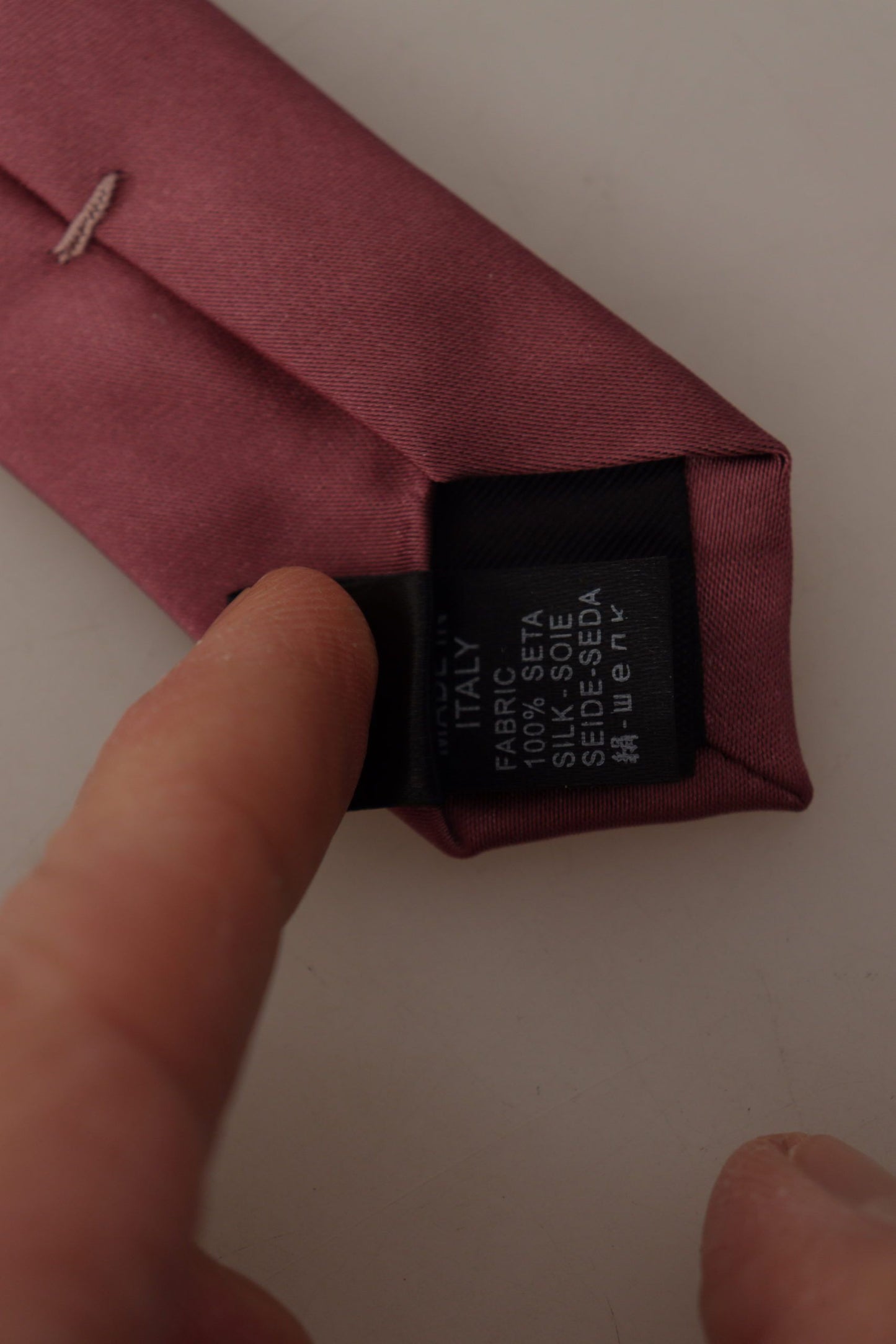 دولتشي آند غابانا ربطة عنق أنيقة من الحرير الوردي