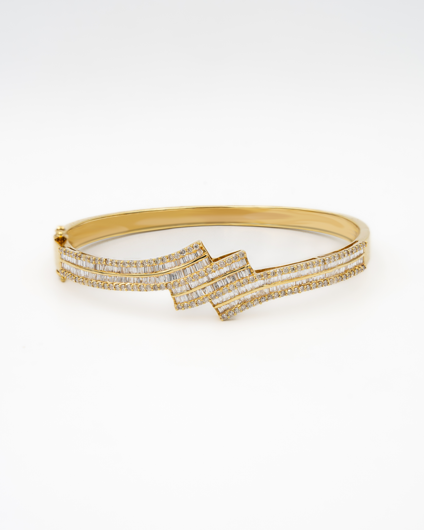 18K GOLD NATURAL DIAMOND DIAGONAL BANGLE