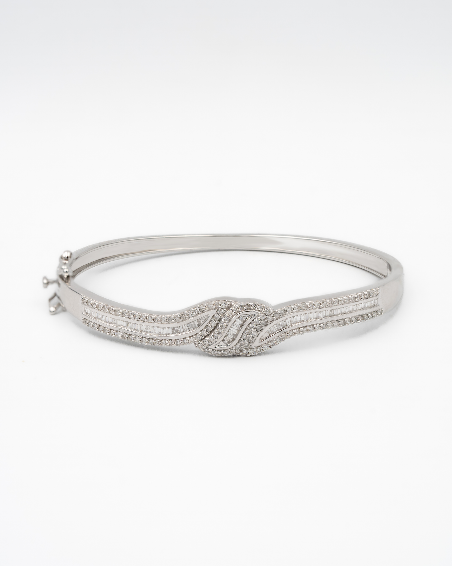 NATURAL DIAMOND CENTRAL MOTIF BANGLE