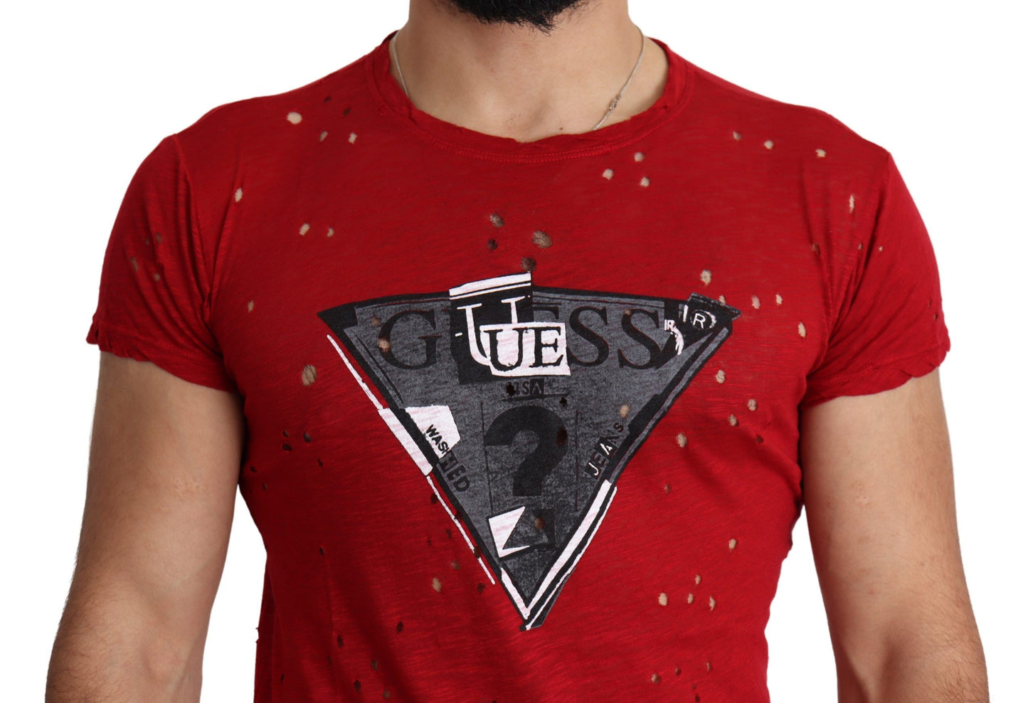 تي شيرت قطني باللون الأحمر المشع من Guess مثالي للأسلوب اليومي