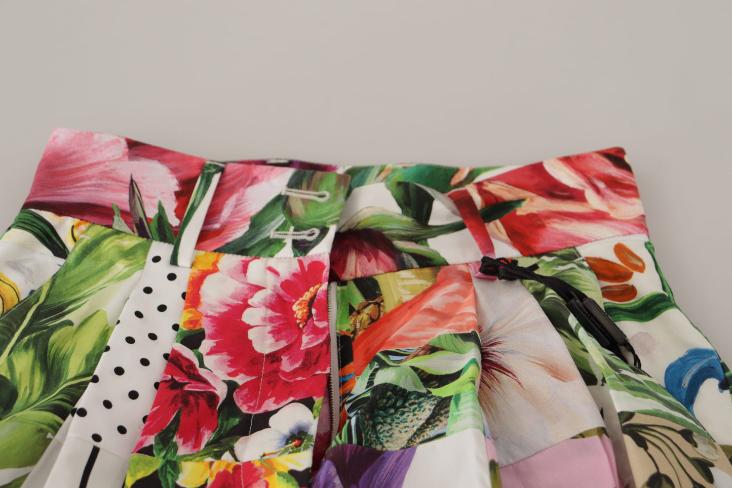 دولتشي آند غابانا شورت Majolica الأزهار عالية الخصر متعدد الألوان