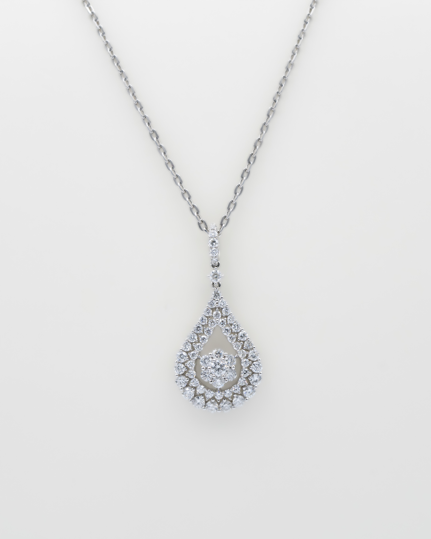 NATURAL DIAMOND PEARSHAPE NECKLACE