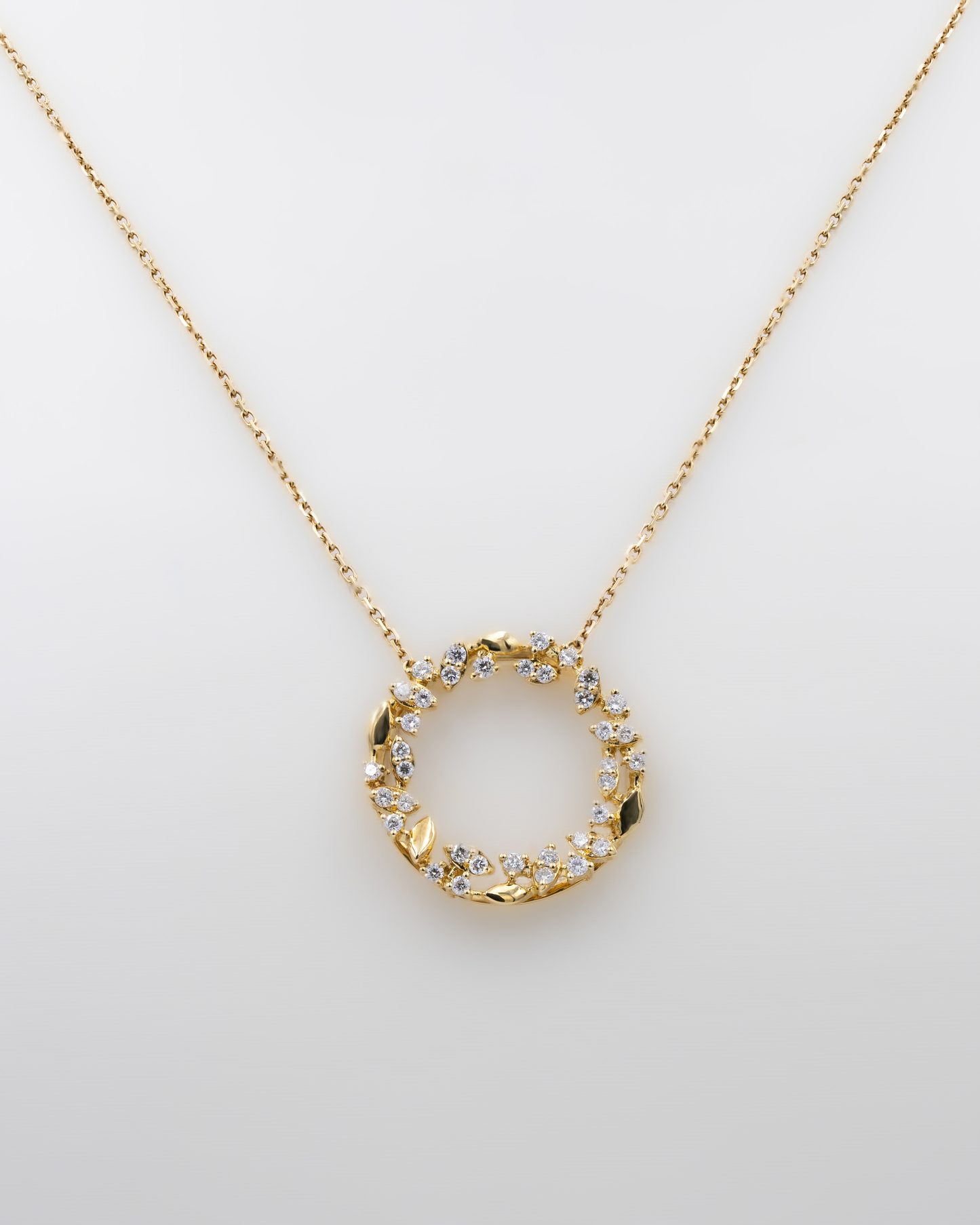 NATURAL DIAMOND CIRCULAR NECKLACE