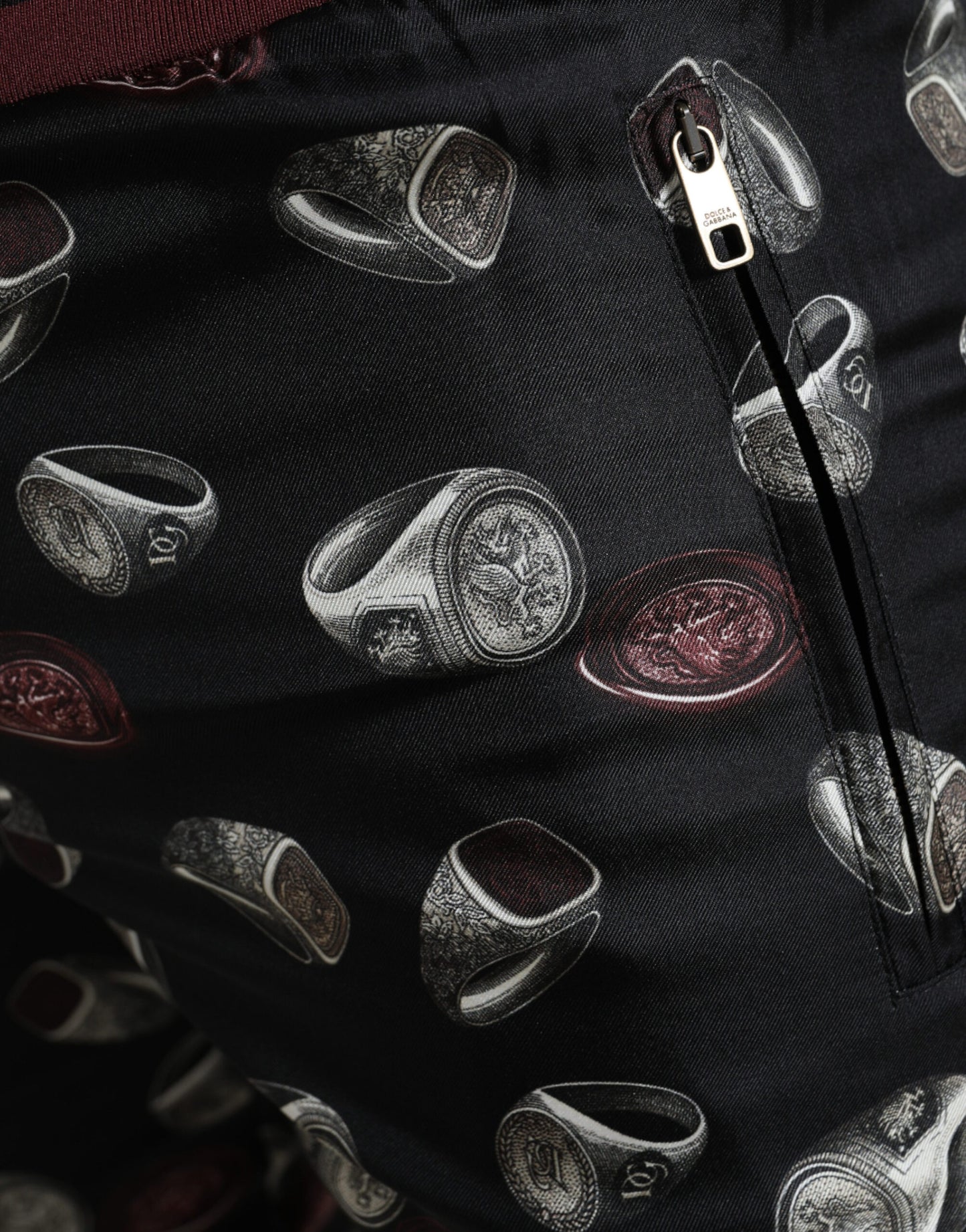 بنطال الركض الحريري الأنيق من دولتشي آند غابانا بطبعة الخاتم