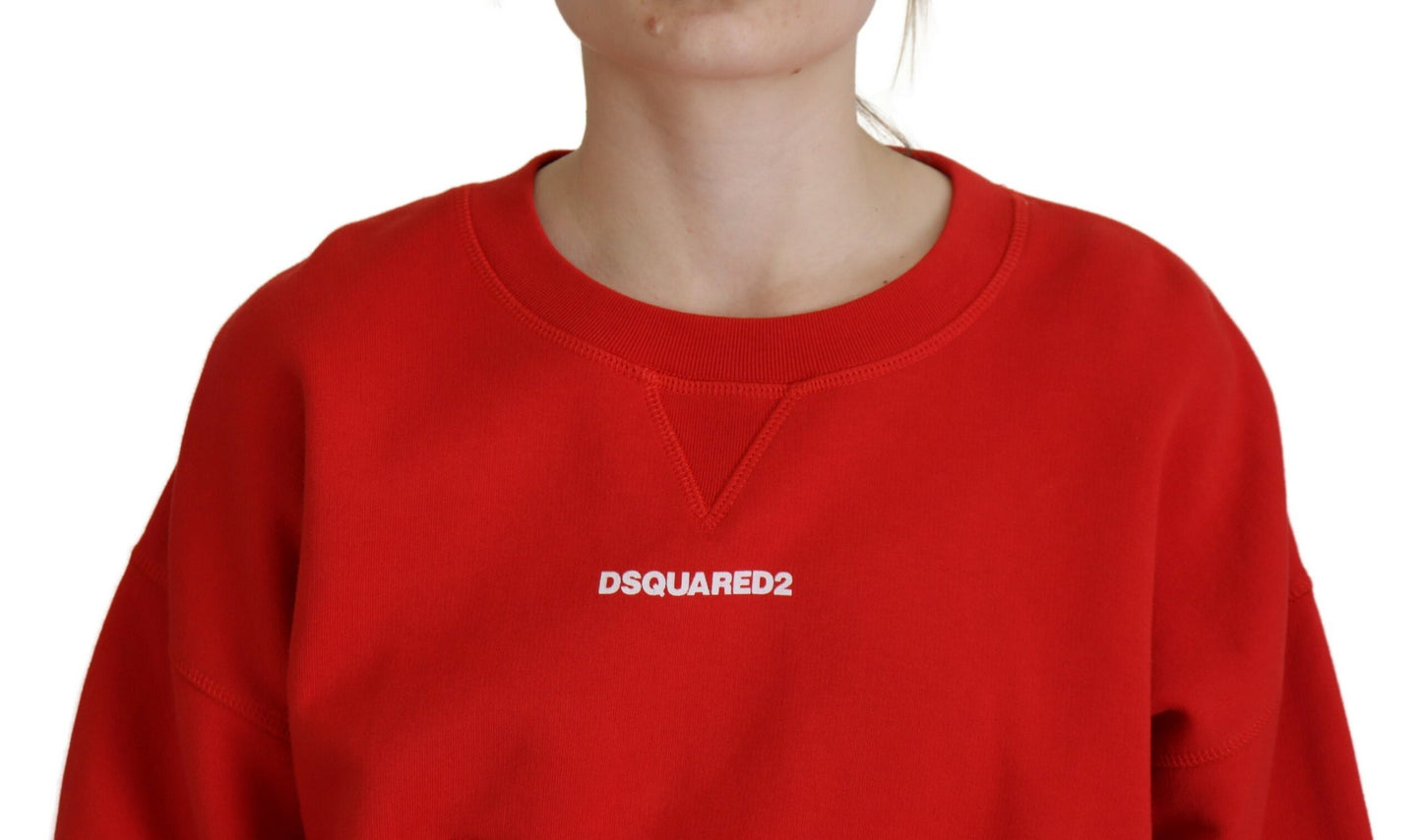 سترة نسائية من Dsquared² بطبعة شعار أحمر وأكمام طويلة وياقة دائرية