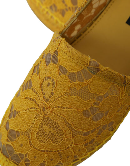حذاء مسطح من دولتشي آند غابانا باللون الأصفر من الدانتيل تاورمينا