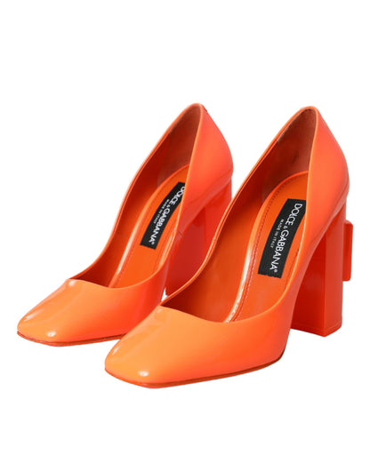 حذاء دولتشي آند غابانا ذو الكعب العالي والجلد البرتقالي اللامع ذو الشعار