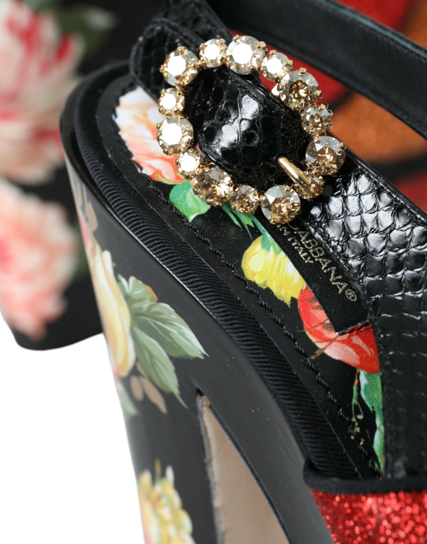 حذاء دولتشي آند غابانا متعدد الألوان ذو نعل سميك مزين بالكريستال