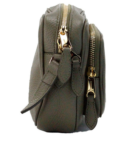 حقيبة بربري صغيرة الحجم ذات علامة تجارية صغيرة من الجلد باللون الأخضر السرخسي المحبب للكاميرا