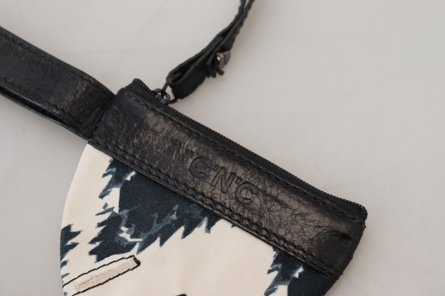 محفظة نقود معدنية من الجلد الأبيض الأنيق مع حزام