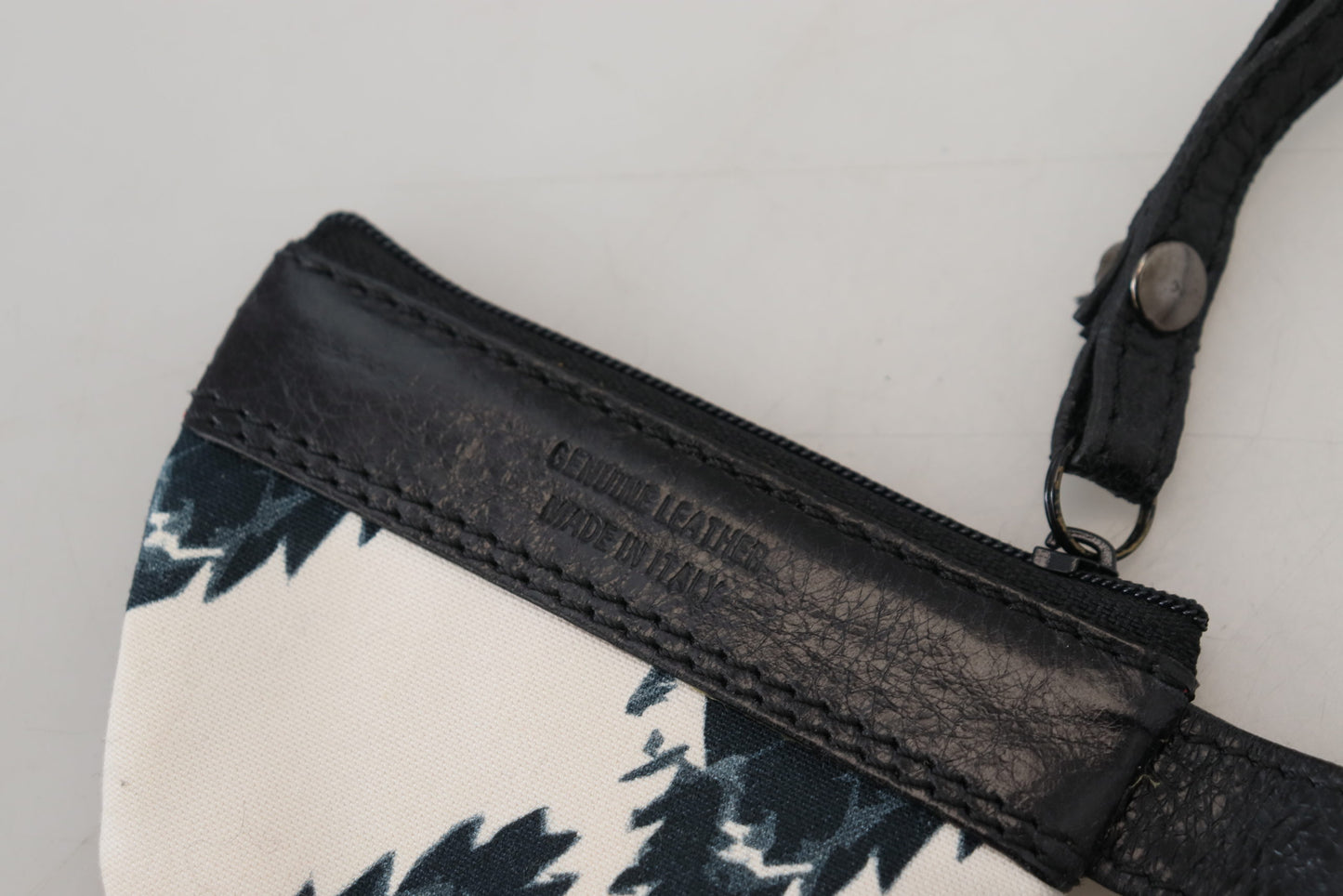 محفظة نقود معدنية من الجلد الأبيض الأنيق مع حزام