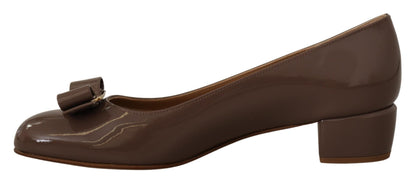 حذاء سلفاتوري فيراغامو الأنيق باللون البني الكراوي مع فيونكة فارا