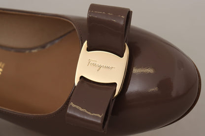حذاء سلفاتوري فيراغامو الأنيق باللون البني الكراوي مع فيونكة فارا