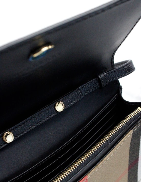 حقيبة بربري هامبشاير صغيرة الحجم مصنوعة من القماش الكتاني باللون الأسود وجلد ديربي
