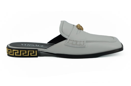حذاء فيرساتشي مسطح من الجلد الأبيض الأنيق