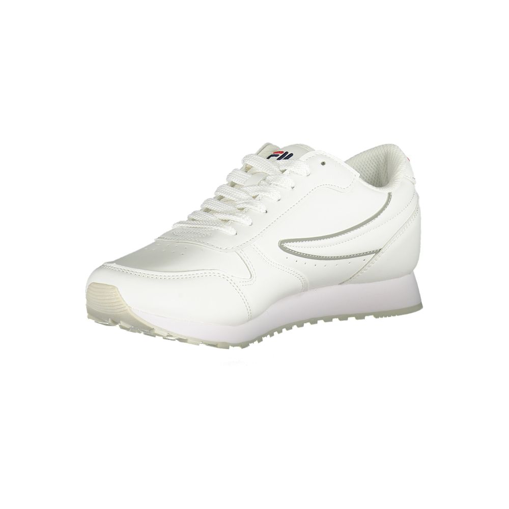 حذاء رياضي Fila Chic باللون الأبيض مع تفاصيل متباينة