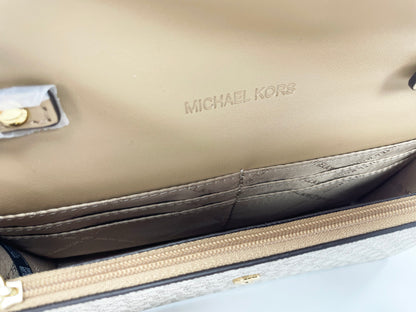 حقيبة مايكل كورس جيت سيت للسفر ذات اللون الذهبي الفاتح وحقيبة كروس صغيرة بقلاب