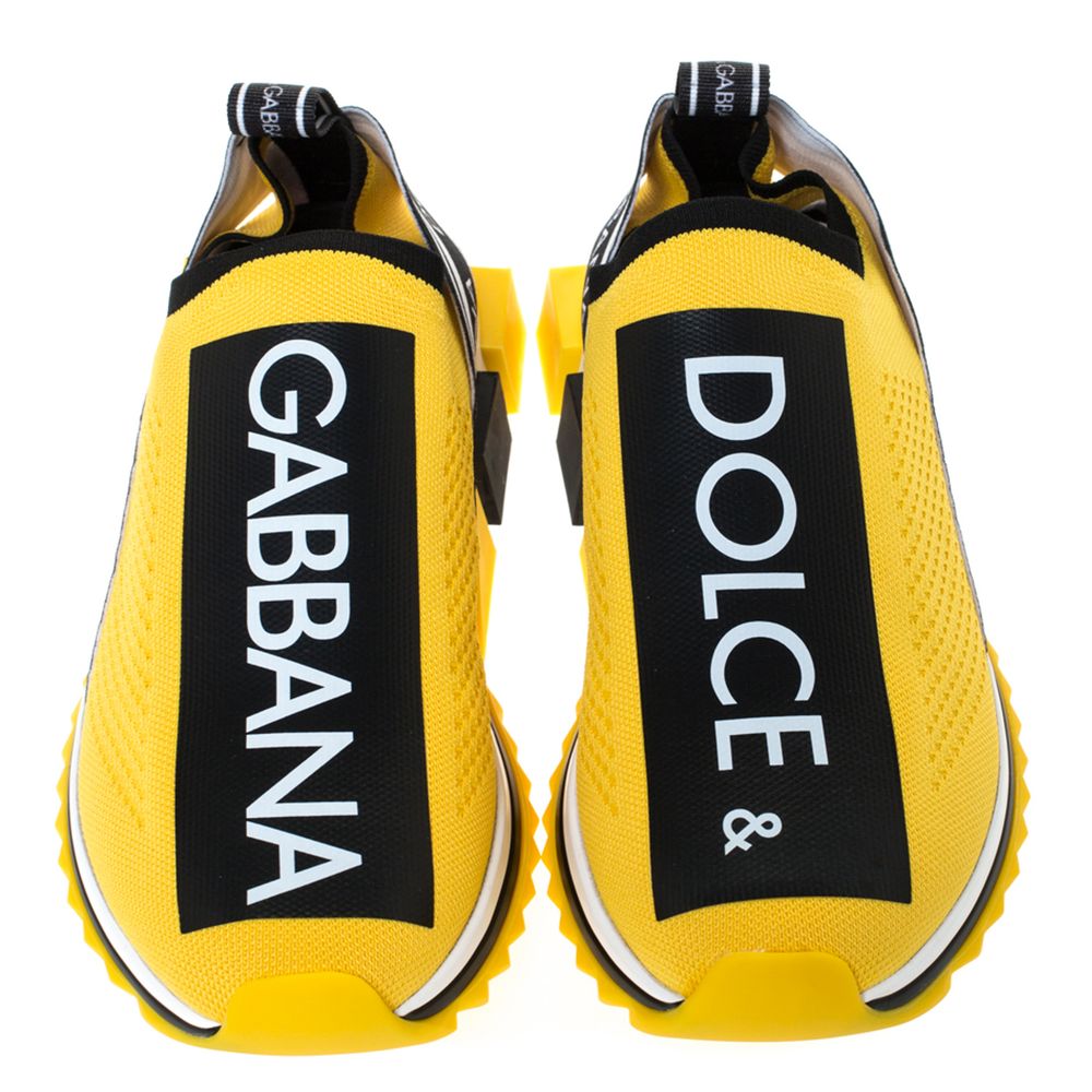 حذاء دولتشي آند غابانا شيك بطبعة شعار الماركة باللون الأصفر النابض بالحياة