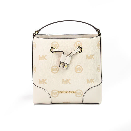 حقيبة مايكل كورس ميرسر صغيرة كريمية خفيفة منقوشة برباط على شكل دلو