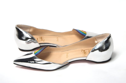حذاء كريستيان لوبوتان ذو مقدمة مسطحة من الجلد اللامع باللون الفضي