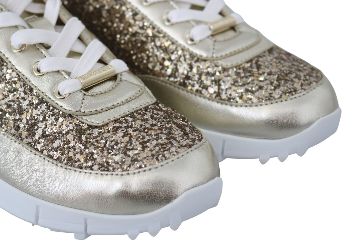 حذاء رياضي من الجلد باللون الذهبي اللامع من جيمي تشو