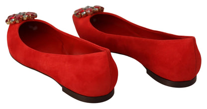 حذاء مسطح من جلد الغزال الأحمر مزين بالكريستال من دولتشي آند غابانا