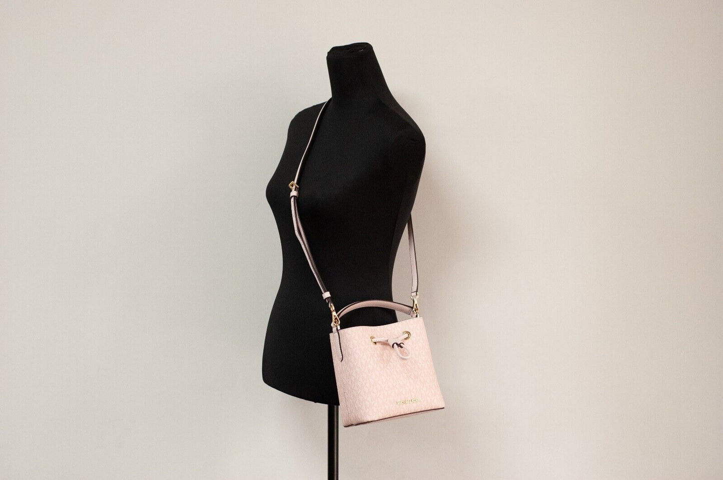 حقيبة يد مايكل كورس سوري الصغيرة ذات اللون الداكن باودر بلاش سيجنتشر PVC دلو كروس